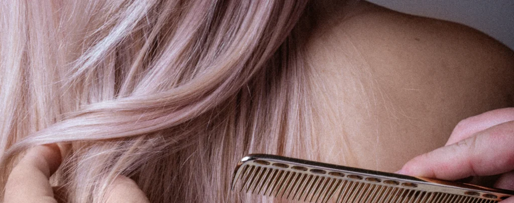 Zdjęcie włosów po koloryzacji i złotych nożyczek